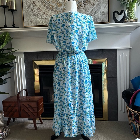 Pretty Garden Floral Blue Midi Wrap Dress XL NWT - Picture 5 of 5